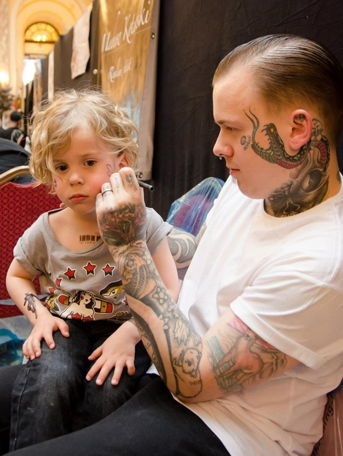 Татуированные родители с детьми