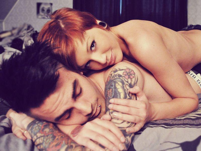 Две татуированные красотки подарили парню групповой секс от первого лица