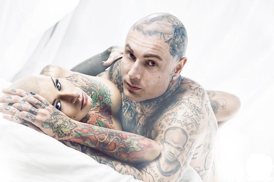 Татуированный парень отлюбил деваху в колготках