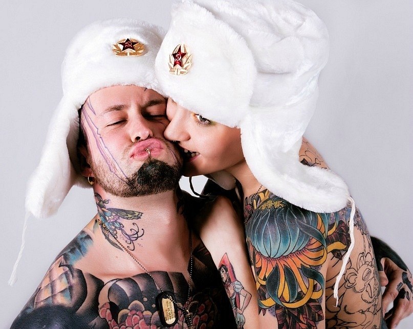 Татуированные любовники на видео камеру устроили съемку домашнего анала
