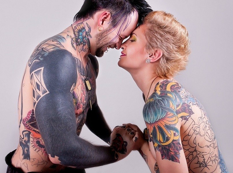 Ebony tattooed couple
