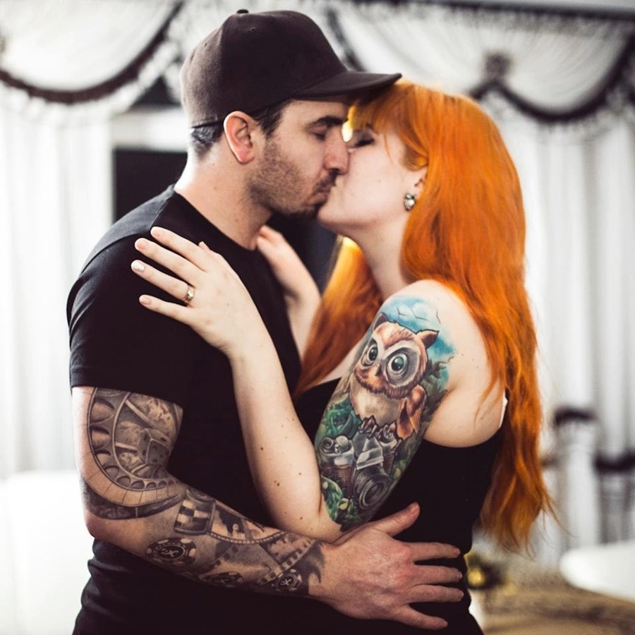 Русская модель выложила в сеть домашнее секс-видео с татуированным музыкантом