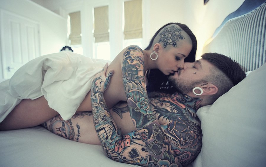 Татуированные любовники на видео камеру устроили съемку домашнего анала