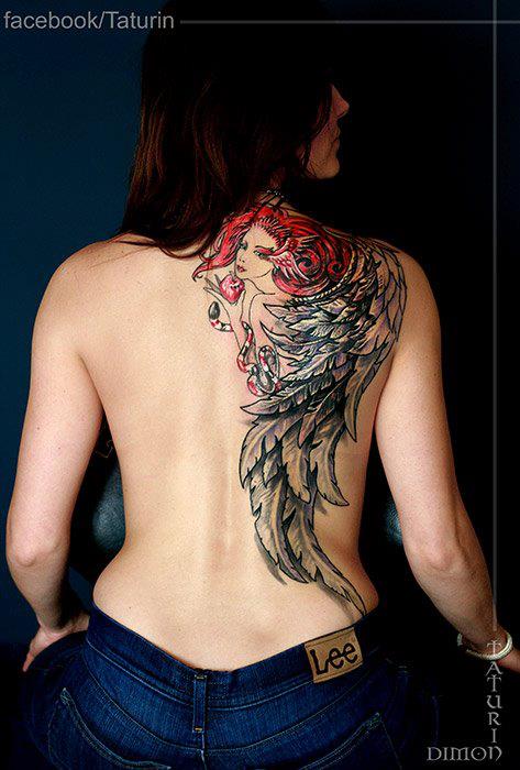 Девица красуется татуировкой на спине