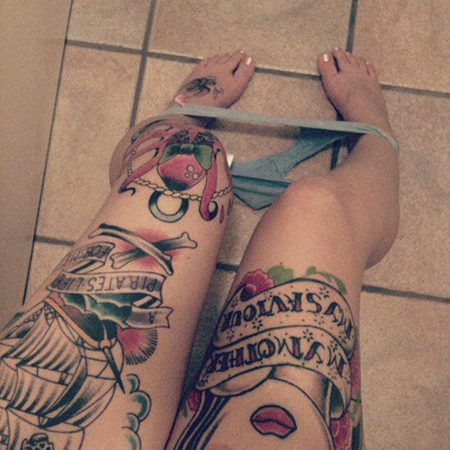 Парень жахает русскую девицу с татуированной ногой после отсоса