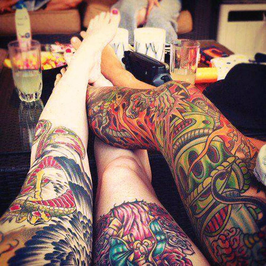 Полностью татуированные ноги у девушки