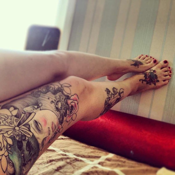 Раздетая длинноногая с красивой татуировкой на руке