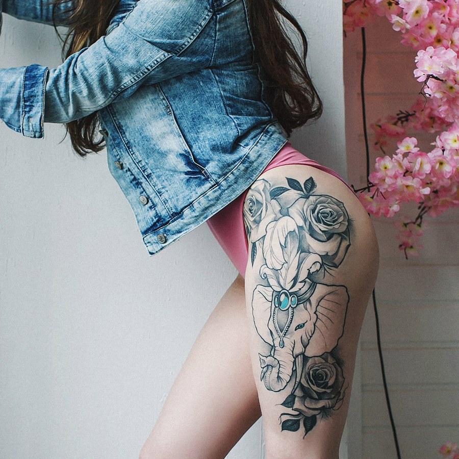 Девка показывает свои татуированные ляшки 