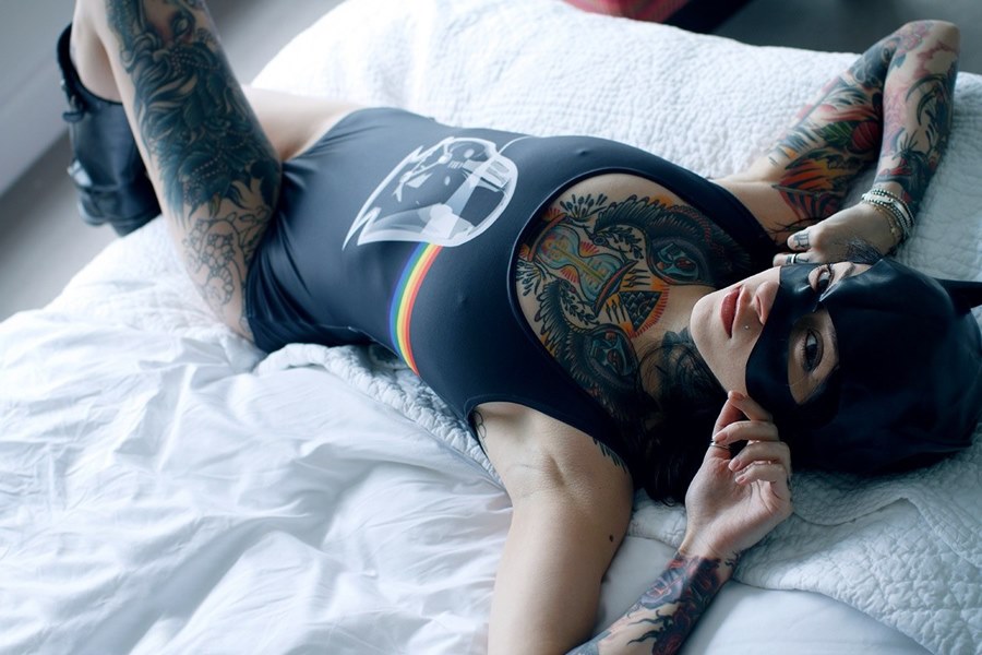 Татуированная неформалка с темными волосами мастурбирует в видеочате