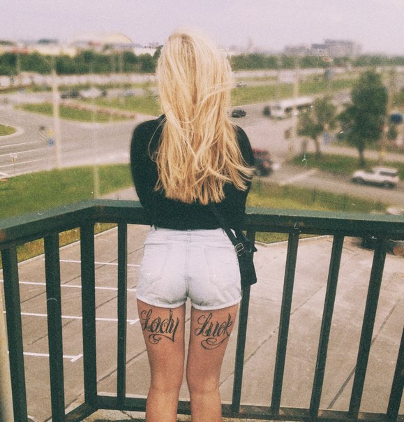 Витиеватые татуировки блондинки с хорошей попой  17 фото