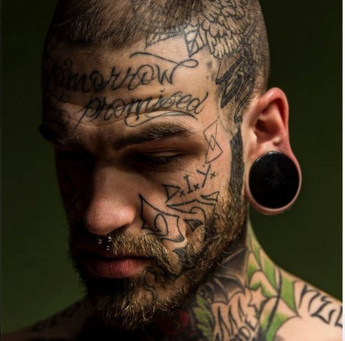 Певец с татуировками на лице русский