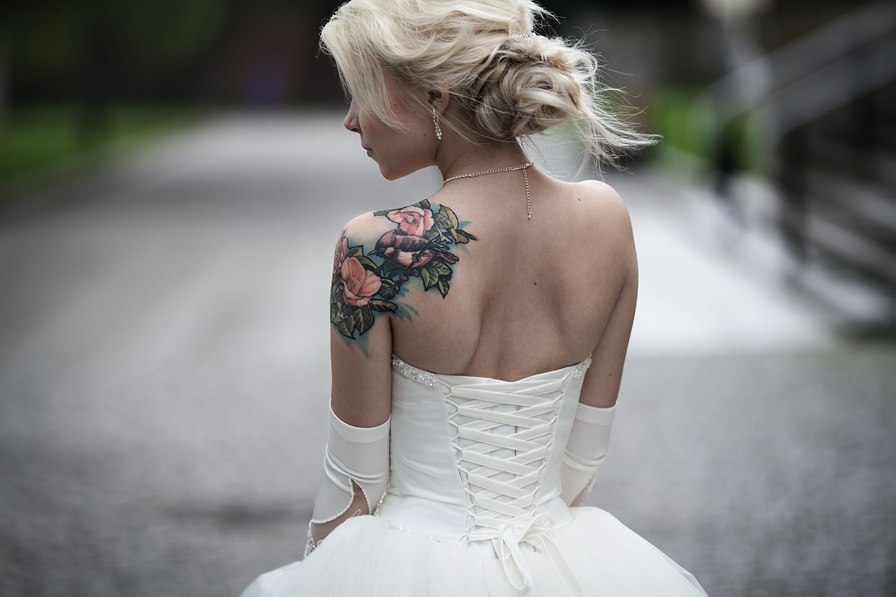 Татуированные девушки в свадебных платьях