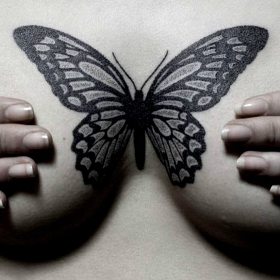 Тату бабочка на женской груди